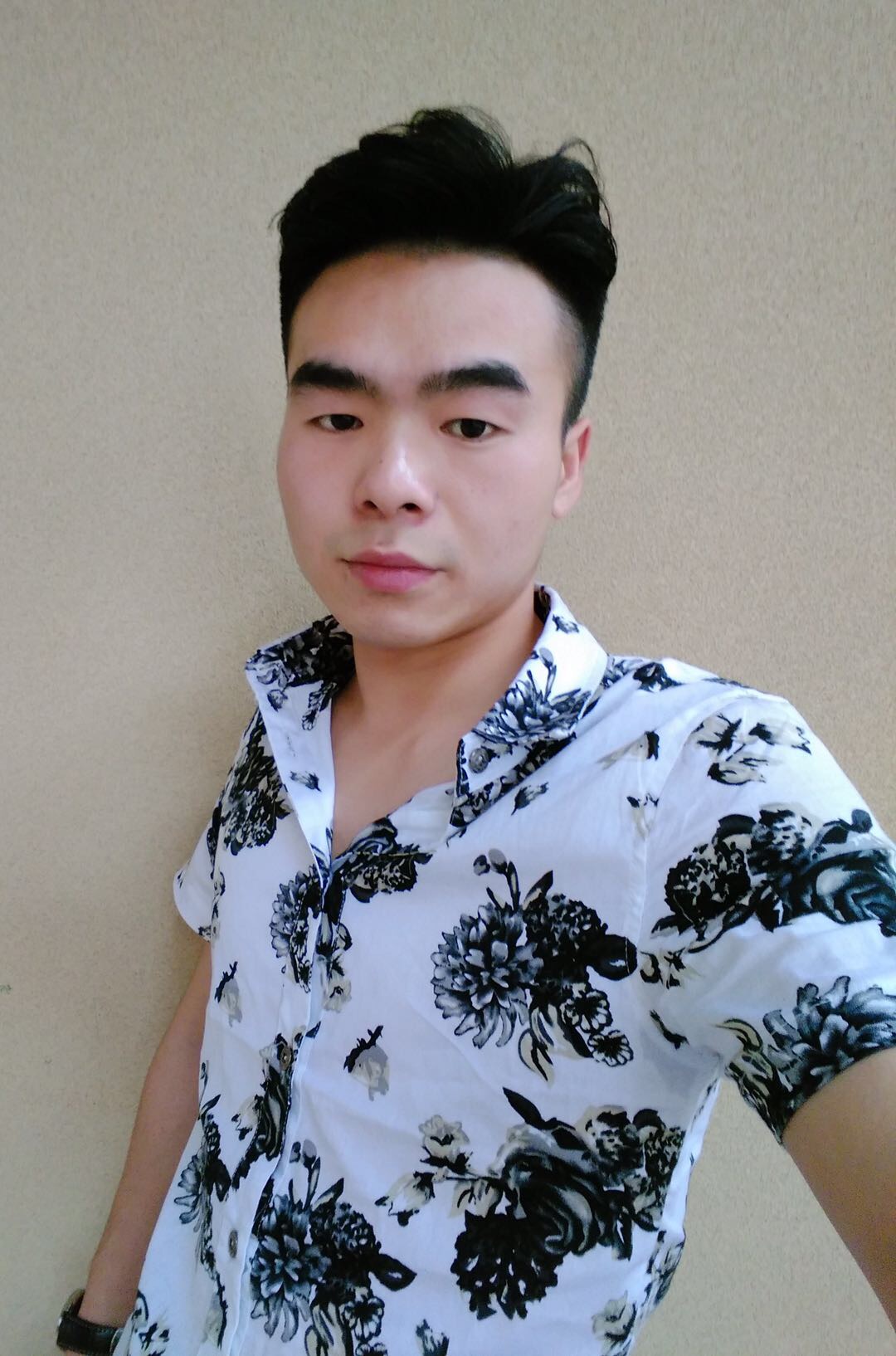 快乐的男孩之吻的照片