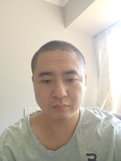 难舍难分的人的照片