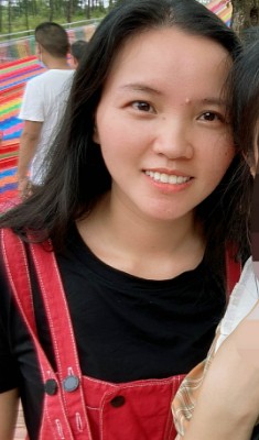 唱着歌走来的女孩的照片