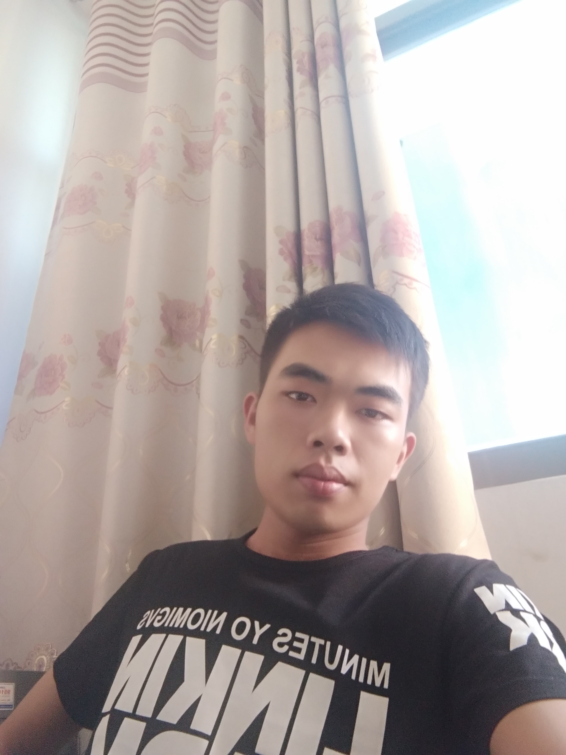 明诺心忧的照片