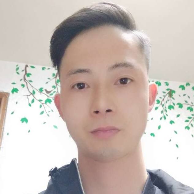 深山的游客的照片