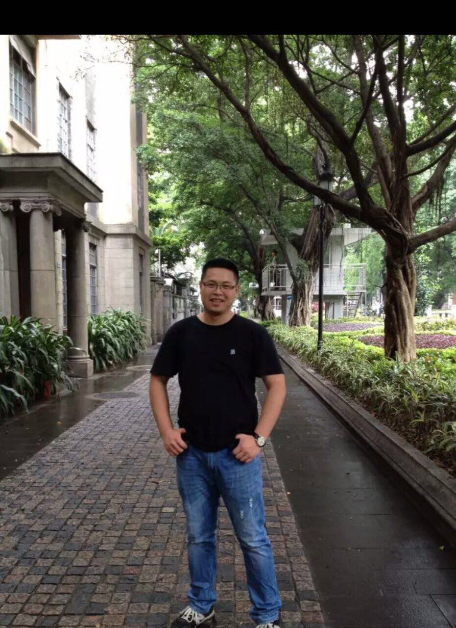 奔跑的大爷的照片