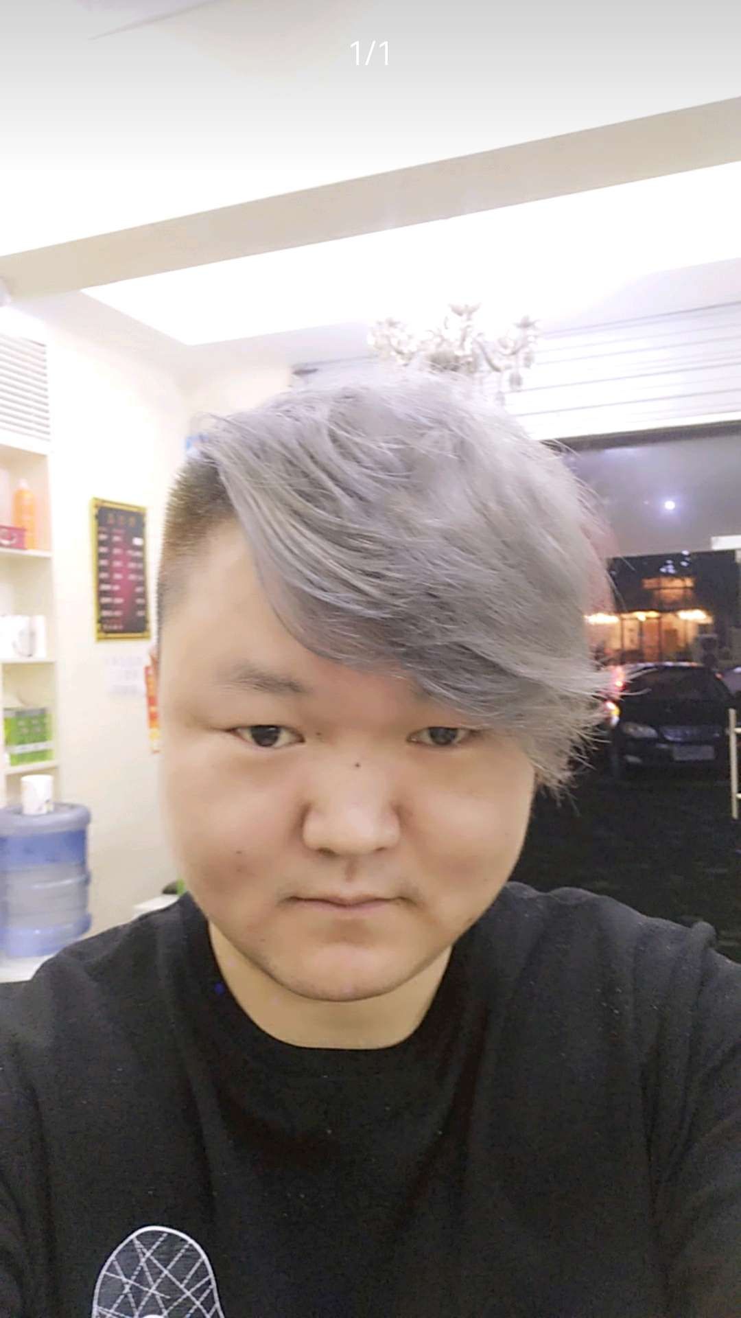 黑夜里的萤火虫的照片