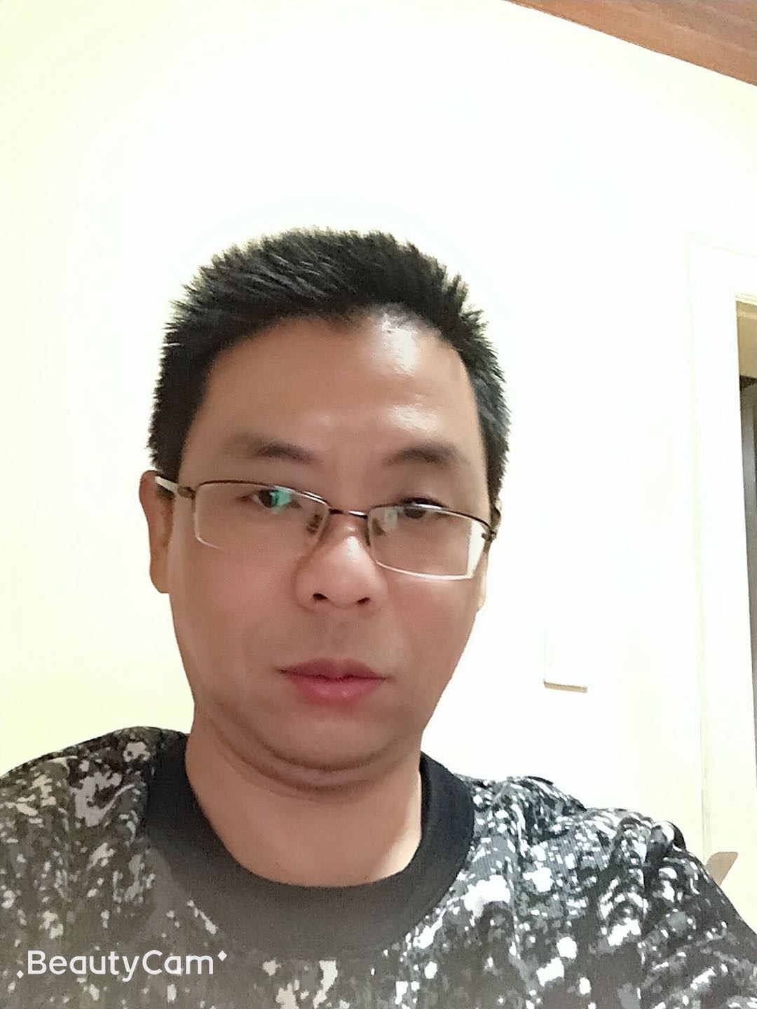 一个人走进的照片