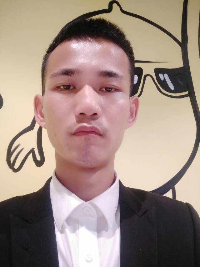 为爱哭红了眼的照片