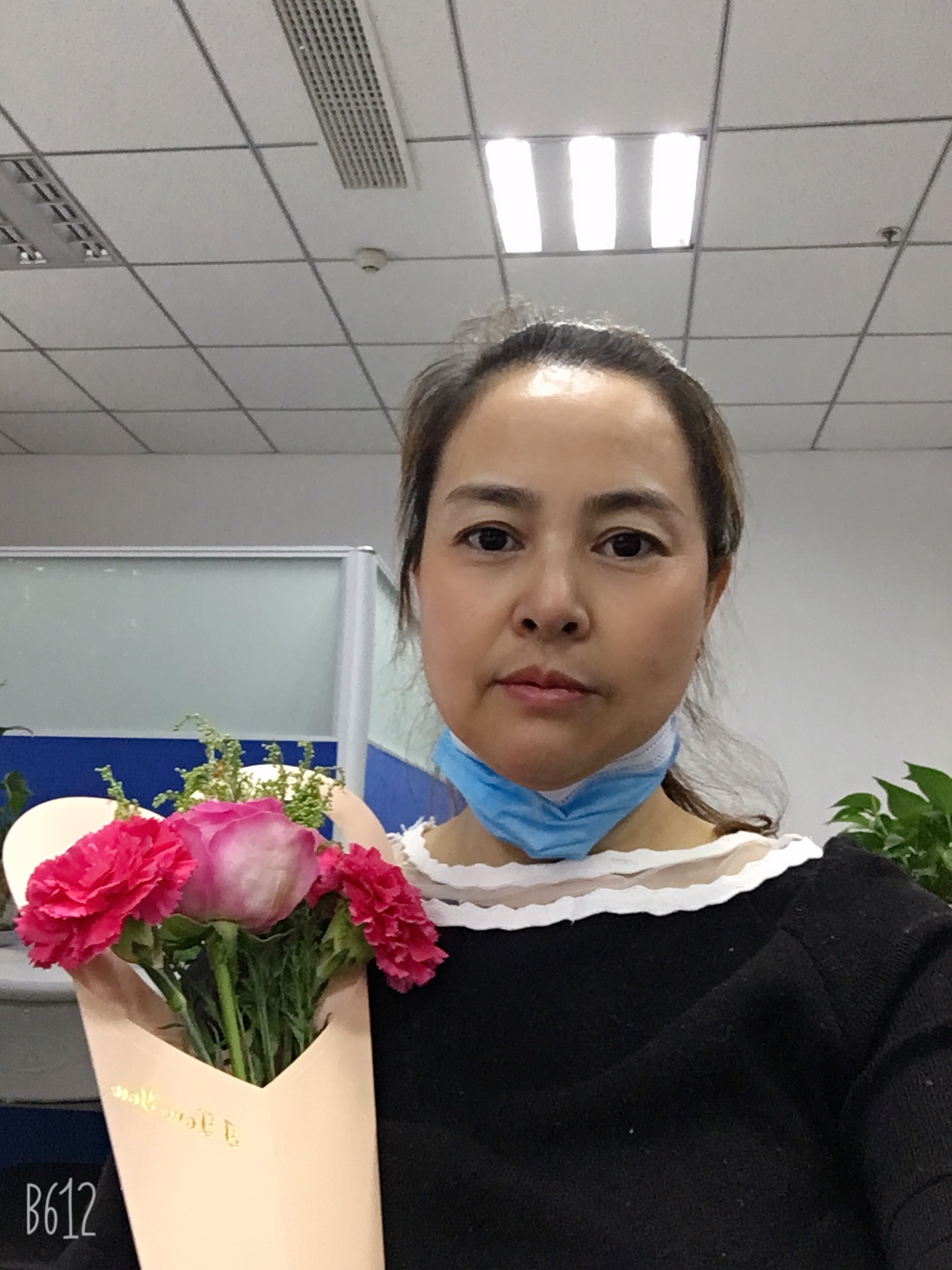 苗条向镜子的照片