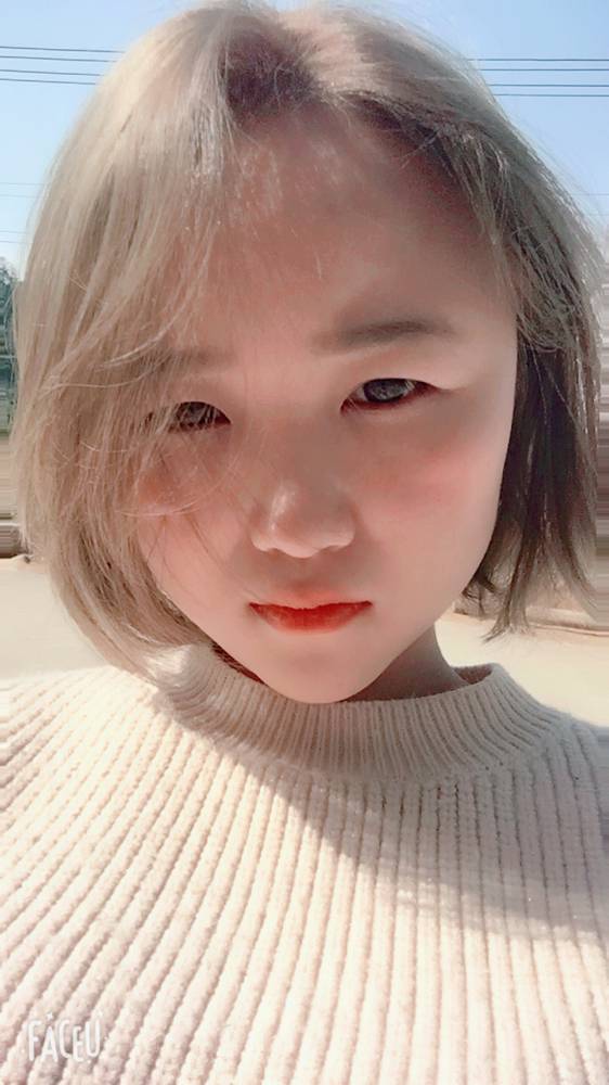 大脸猫，月的照片