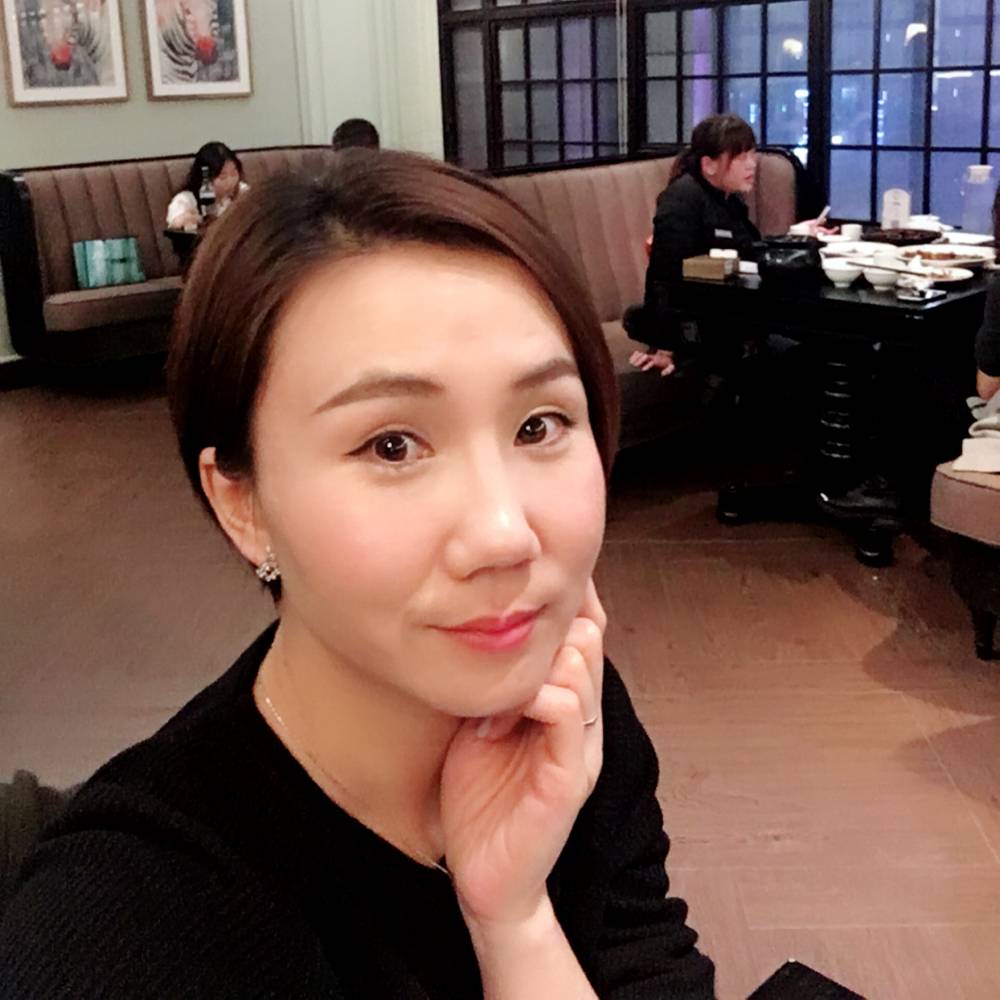春喜爱吃小蕃茄的照片
