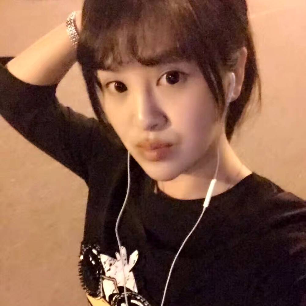 阳光下的百合花的照片