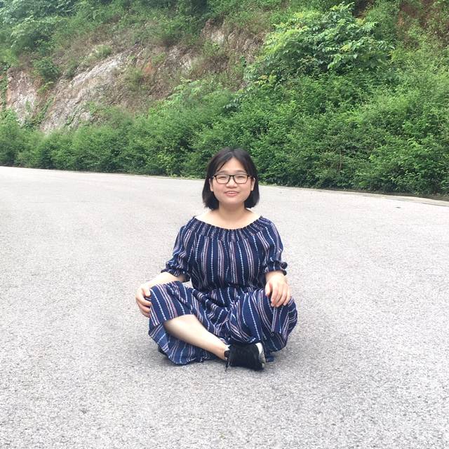 专注棉花糖的照片