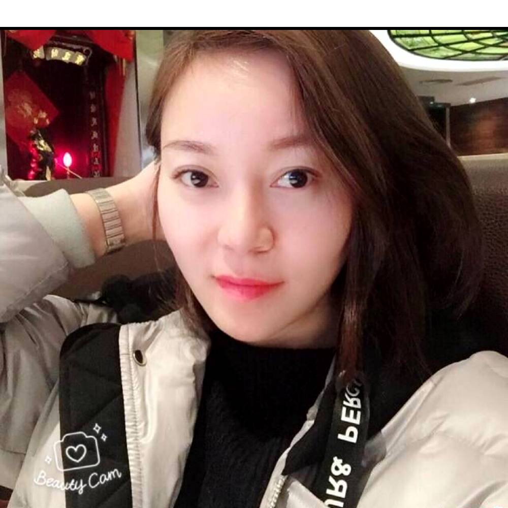 香水女生的照片