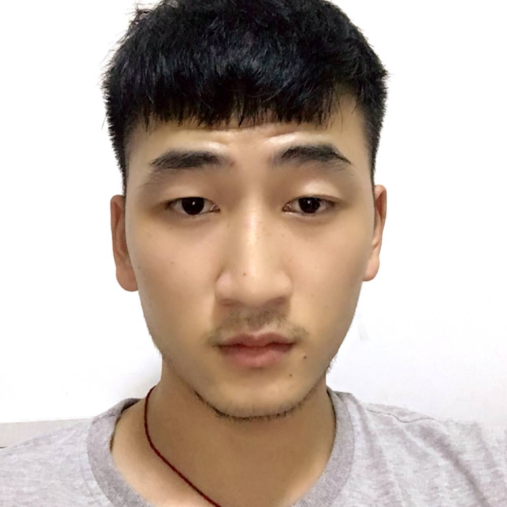 黑t恤的照片
