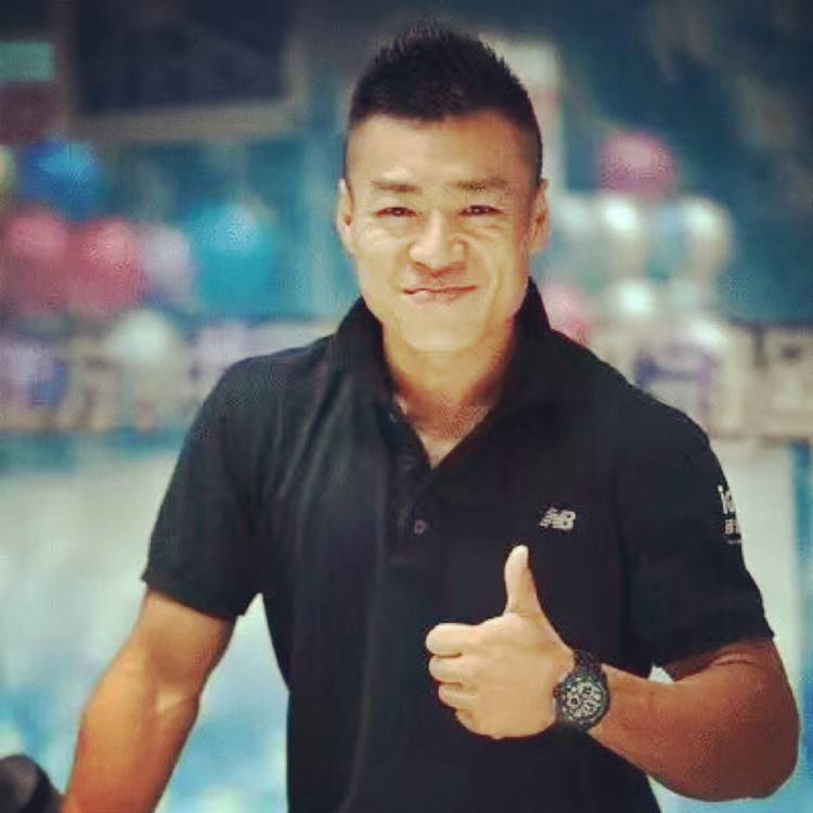 温暖小伙的照片