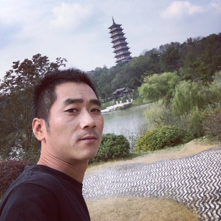 右手持烟的照片