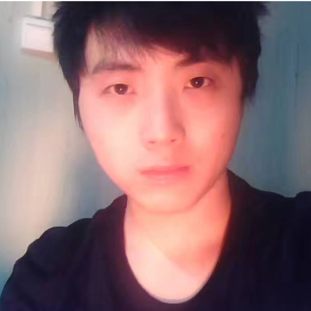 牵强的微笑的照片