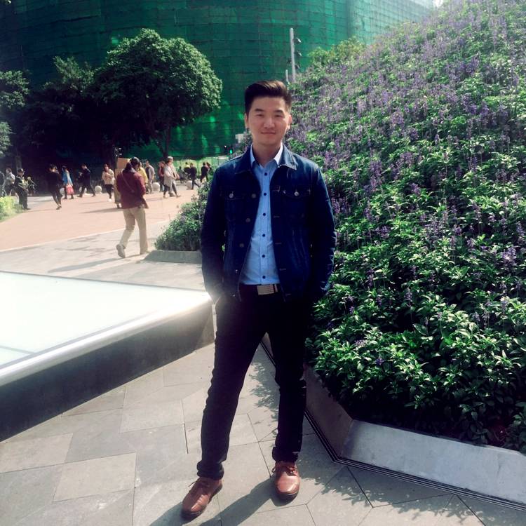 微笑男人的照片