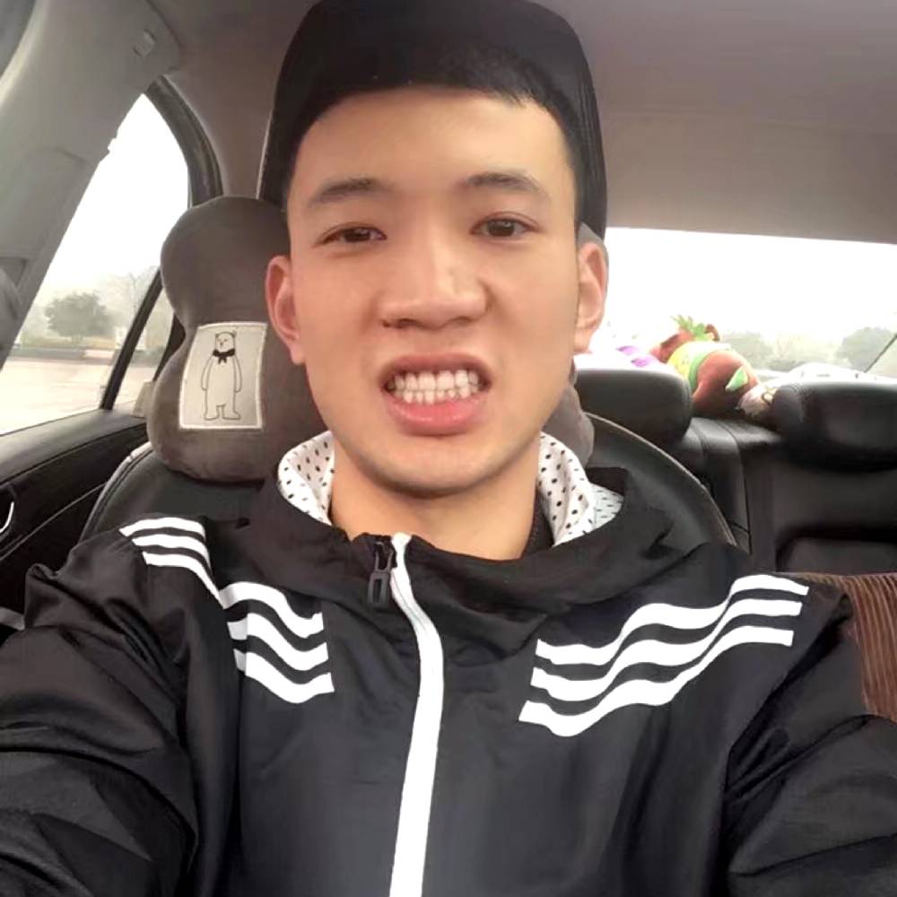 麻雀啄西瓜的照片