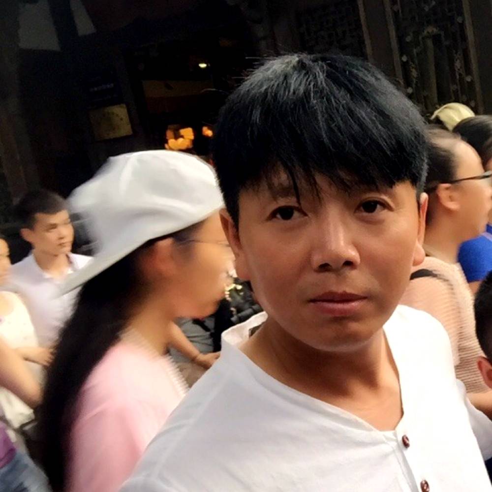 细心口红的照片