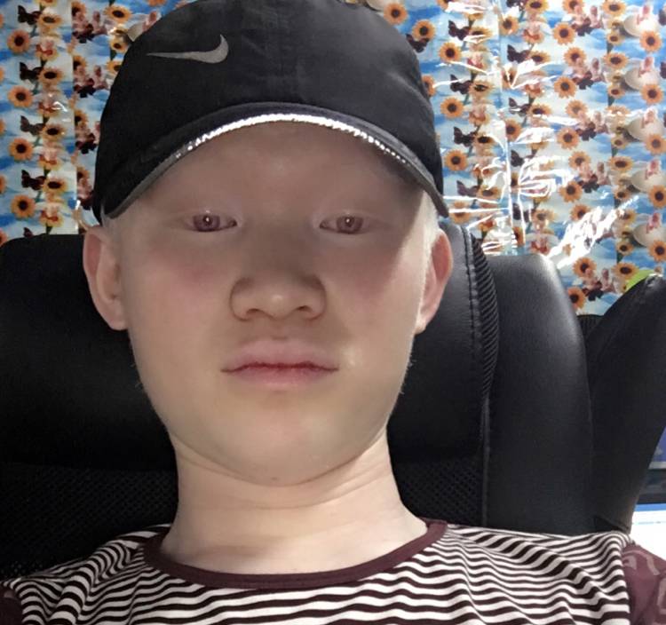 活泼男孩的照片