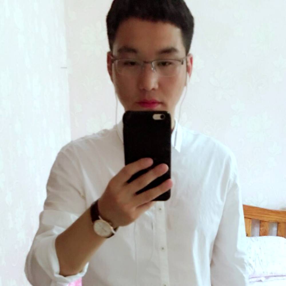 右手握住幸福的照片