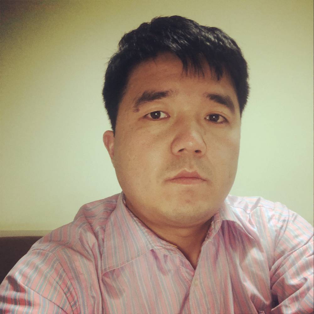 睫毛下的泪珠的照片