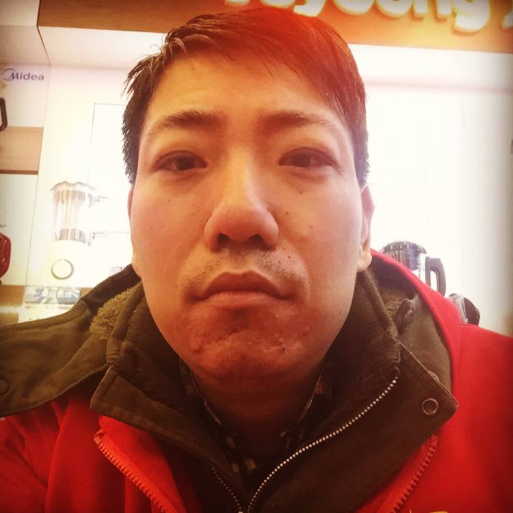 羞涩月亮的照片