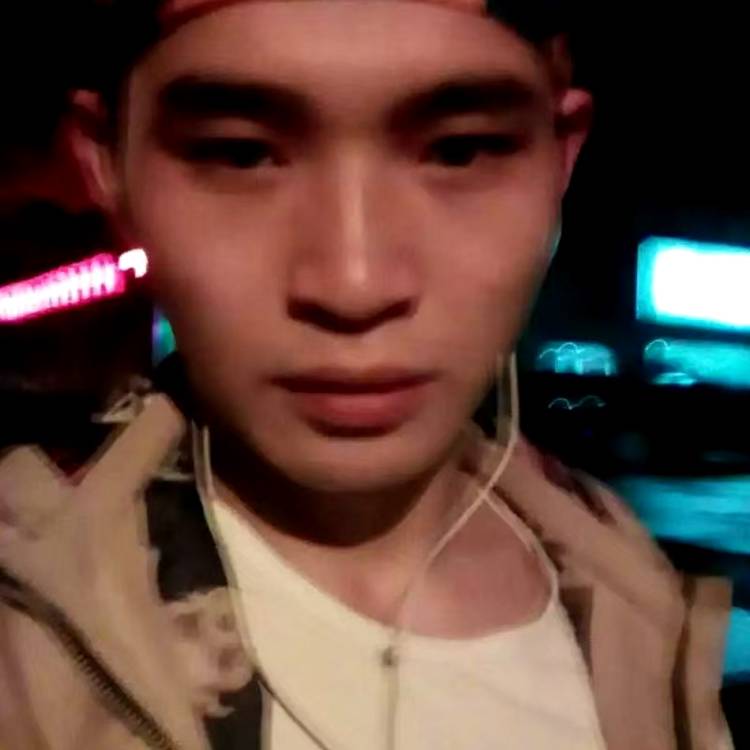 一隔小伙子的照片