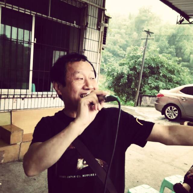 欣然面对的照片
