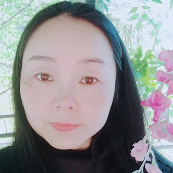 转身的卓玛的照片
