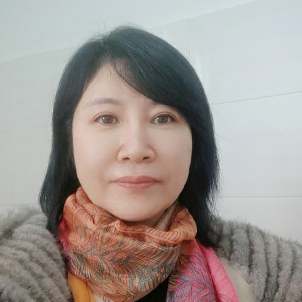 春华深拥直率的照片