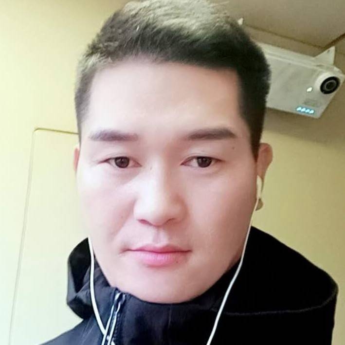 聪慧拿皮带的照片