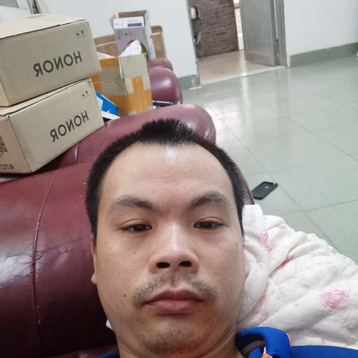 执着吃醋酸奶的照片