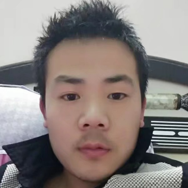 开心凝眸草丛的照片
