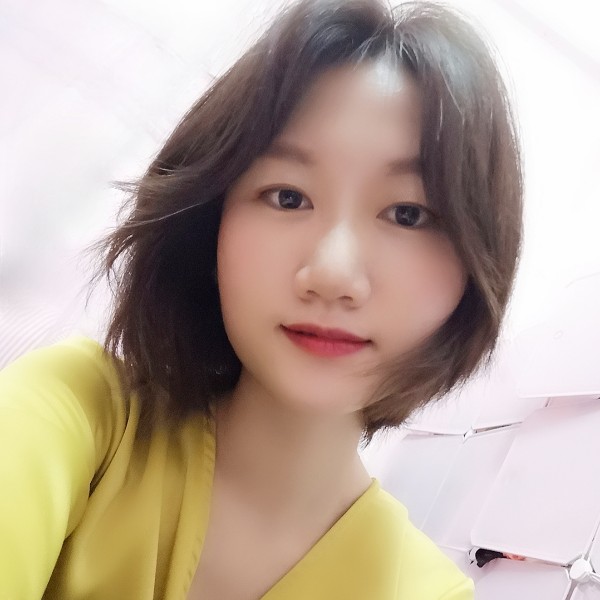 活泼踢羽裳。的照片