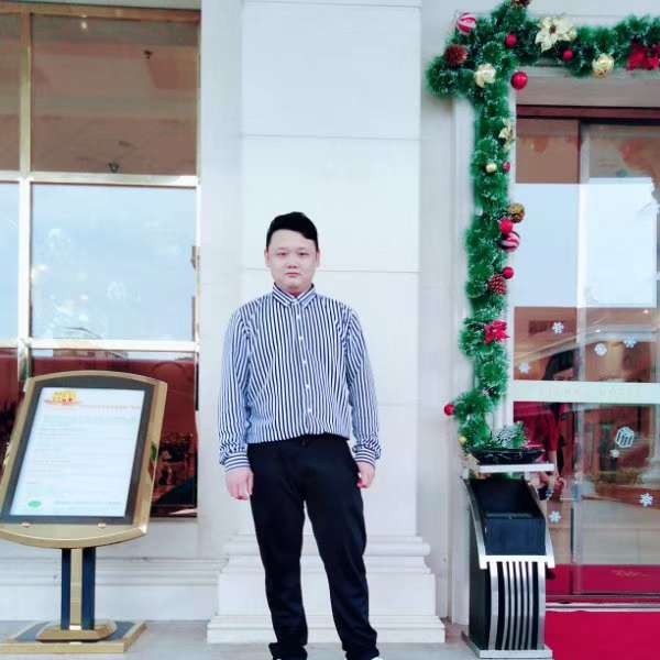 暧昧挽手香菇的照片