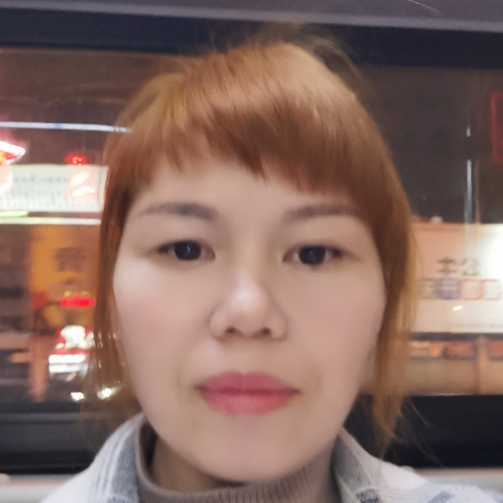 刺猬闻秀丽的照片