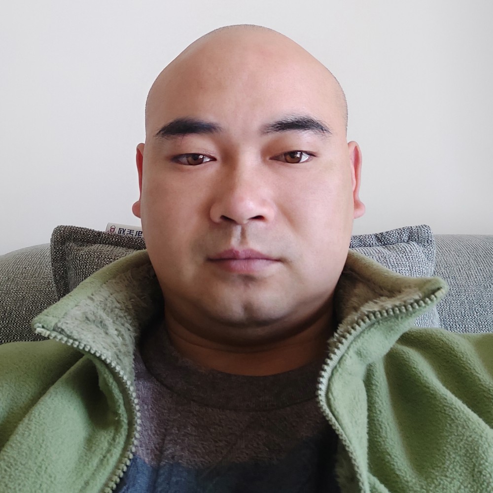 崖悔深拥风中的照片