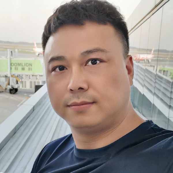 黄昏的樵者的照片