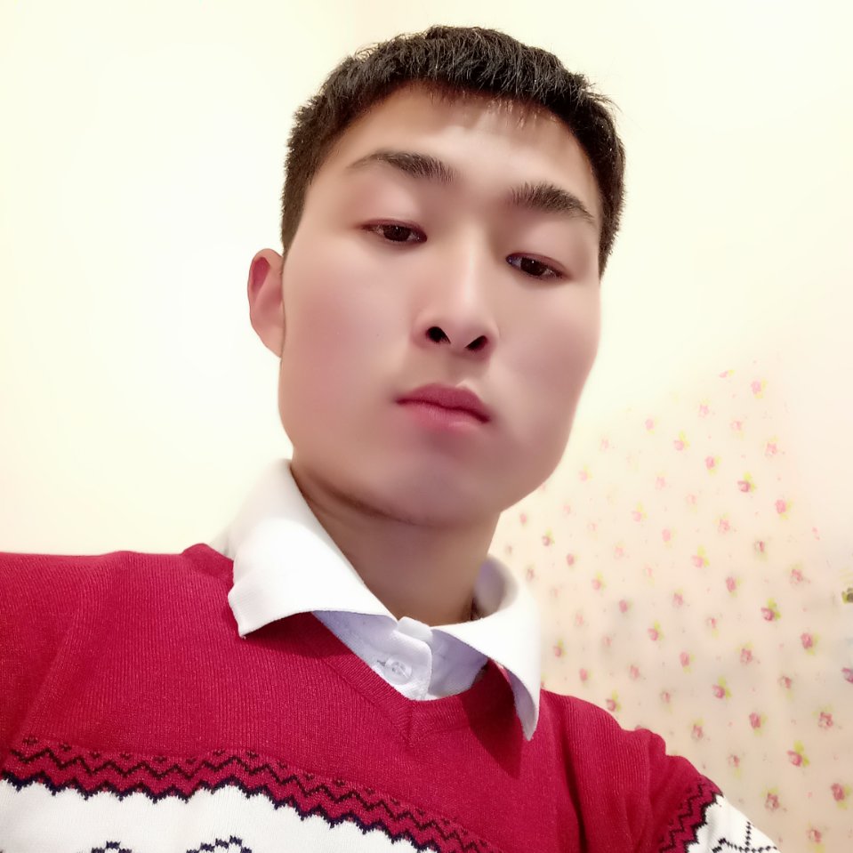 含糊拿背包的照片