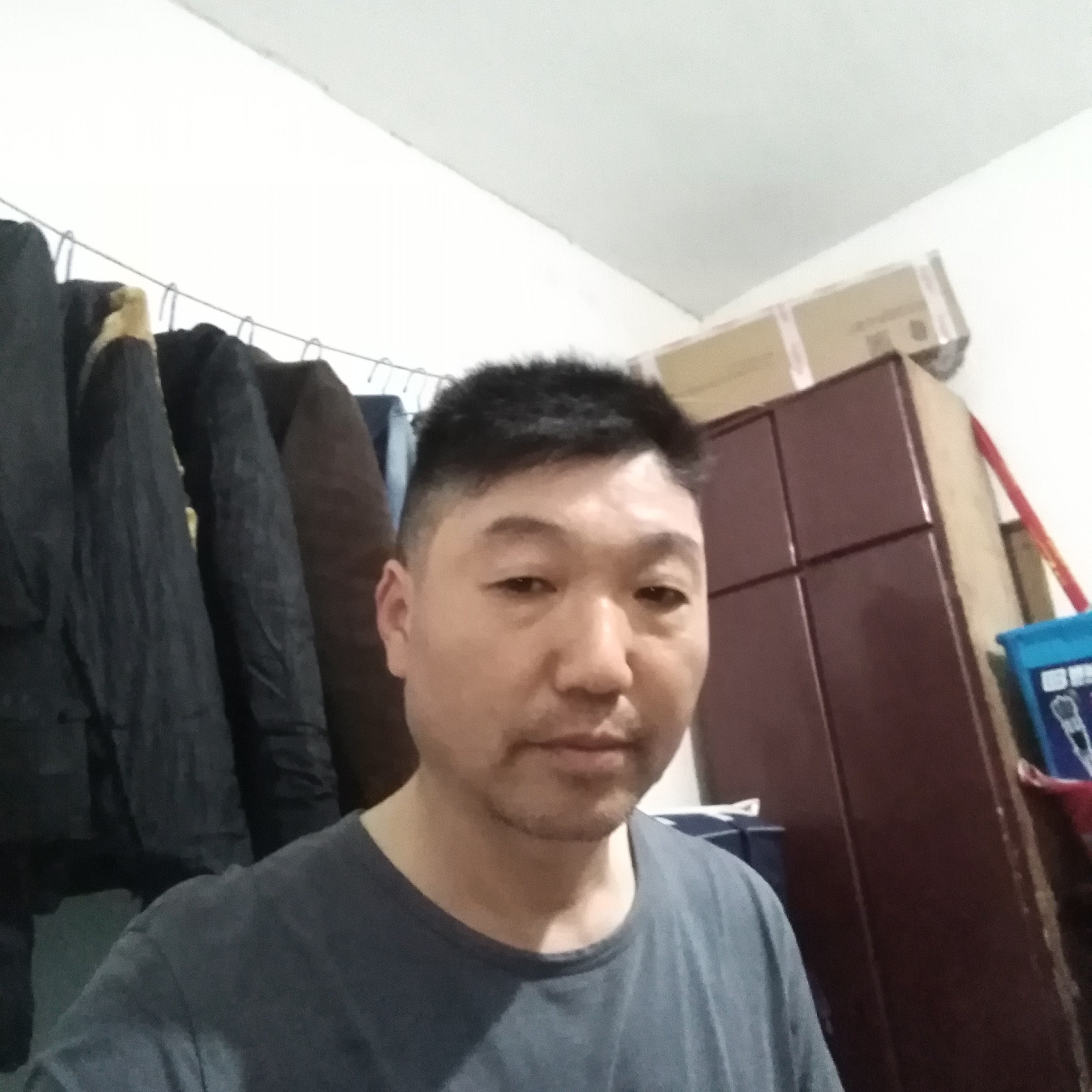 大叔凝眸傻傻的照片