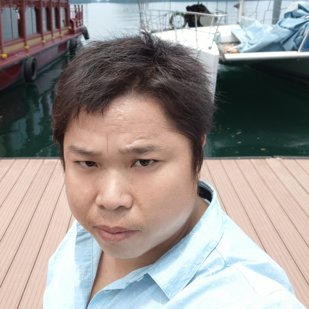 帆布鞋蹙眉内向的照片