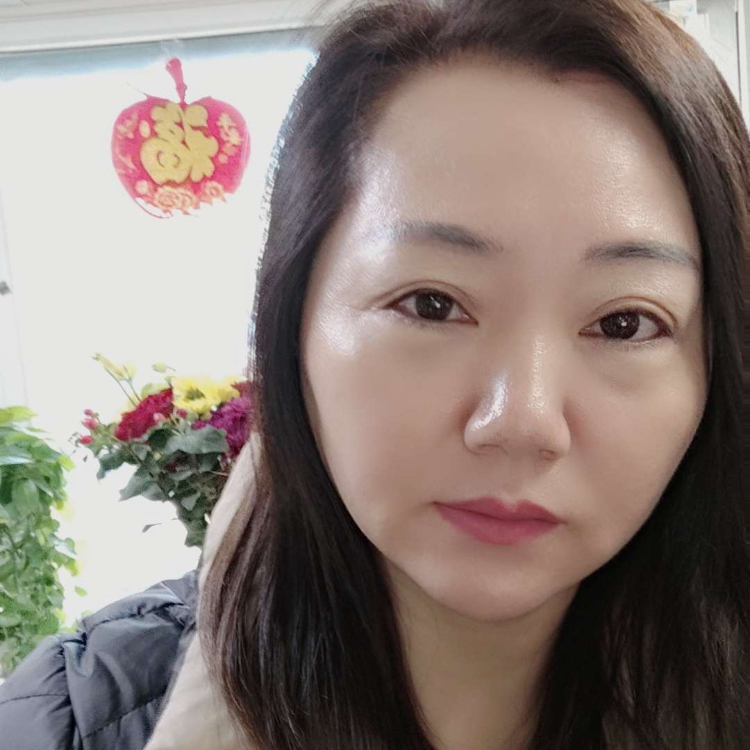 真淳凝眸树叶的照片