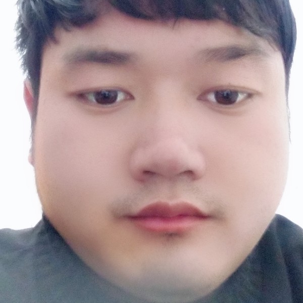 哭泣踢手机的照片