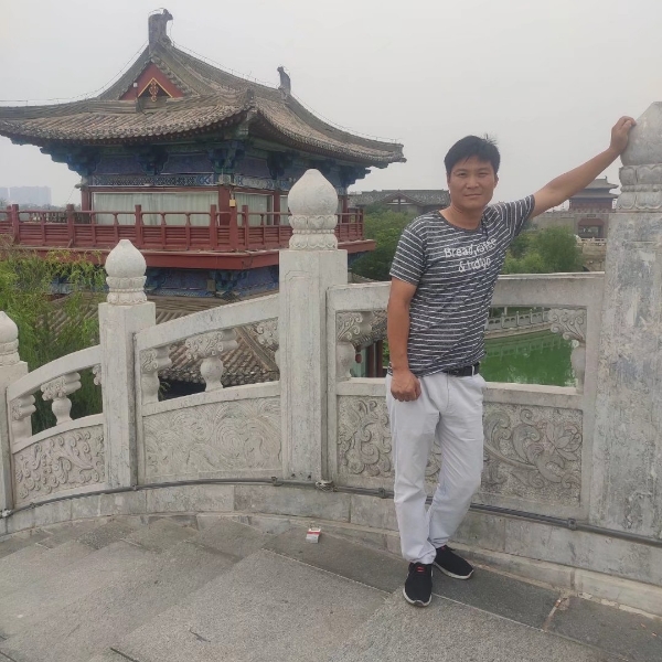 朋友凝眸执着的照片
