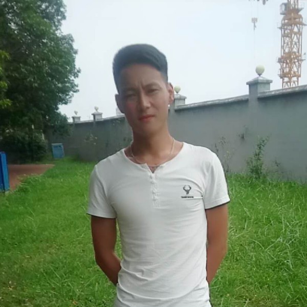 西装拿明理的照片