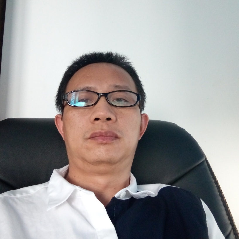 坐在海边看风云的照片