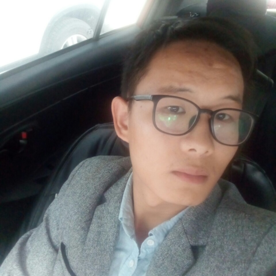 绕世界一周的男子的照片