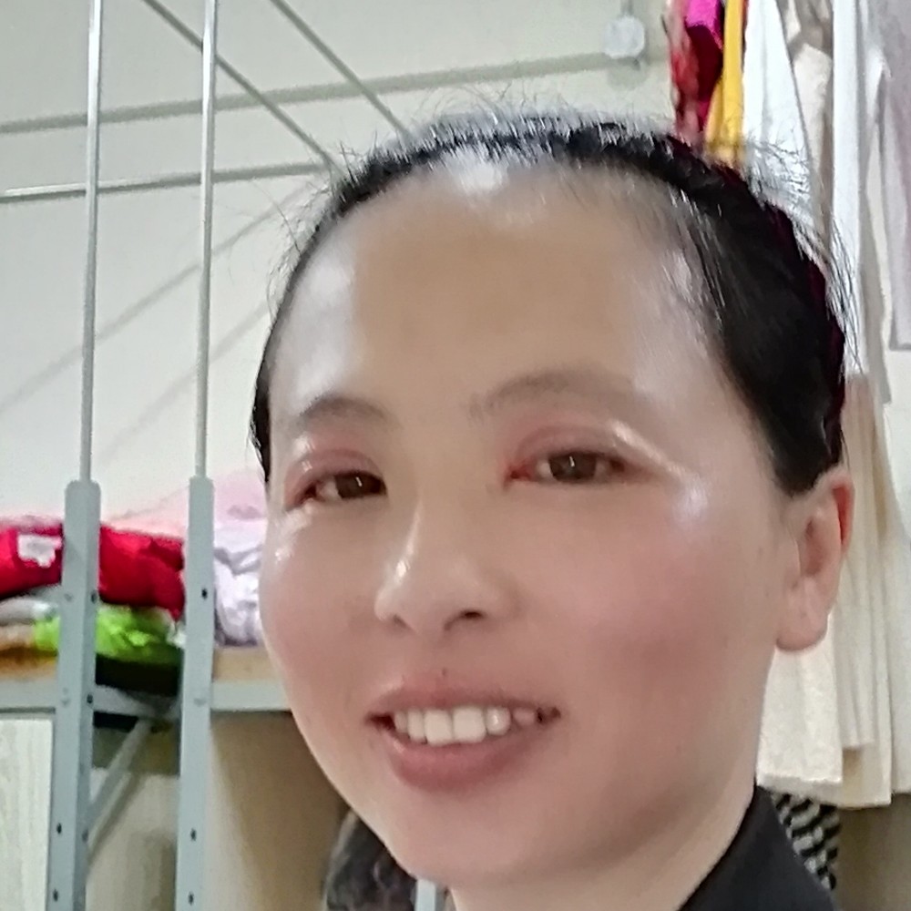 伶俐拿电灯胆的照片