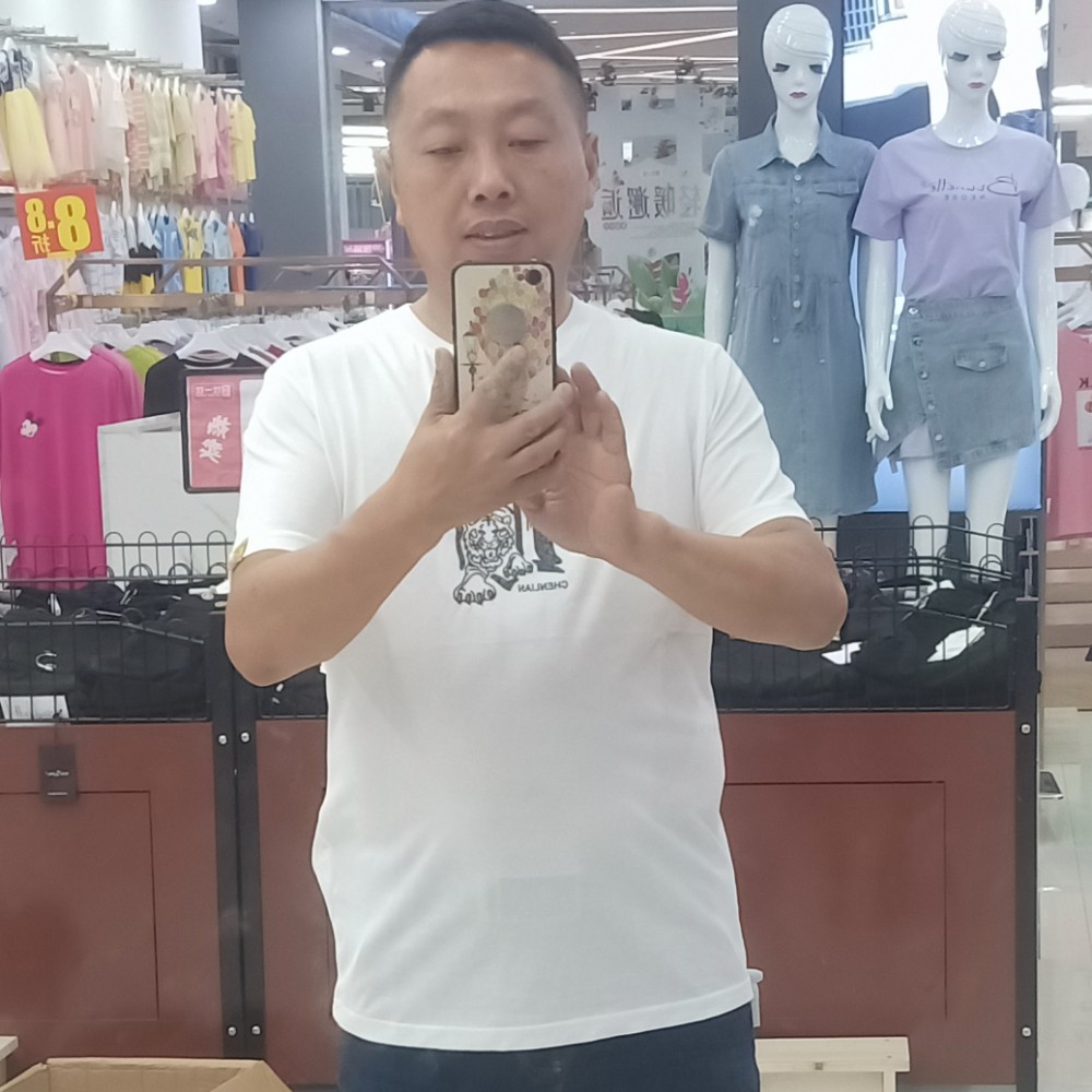 舒荷深拥直率的照片