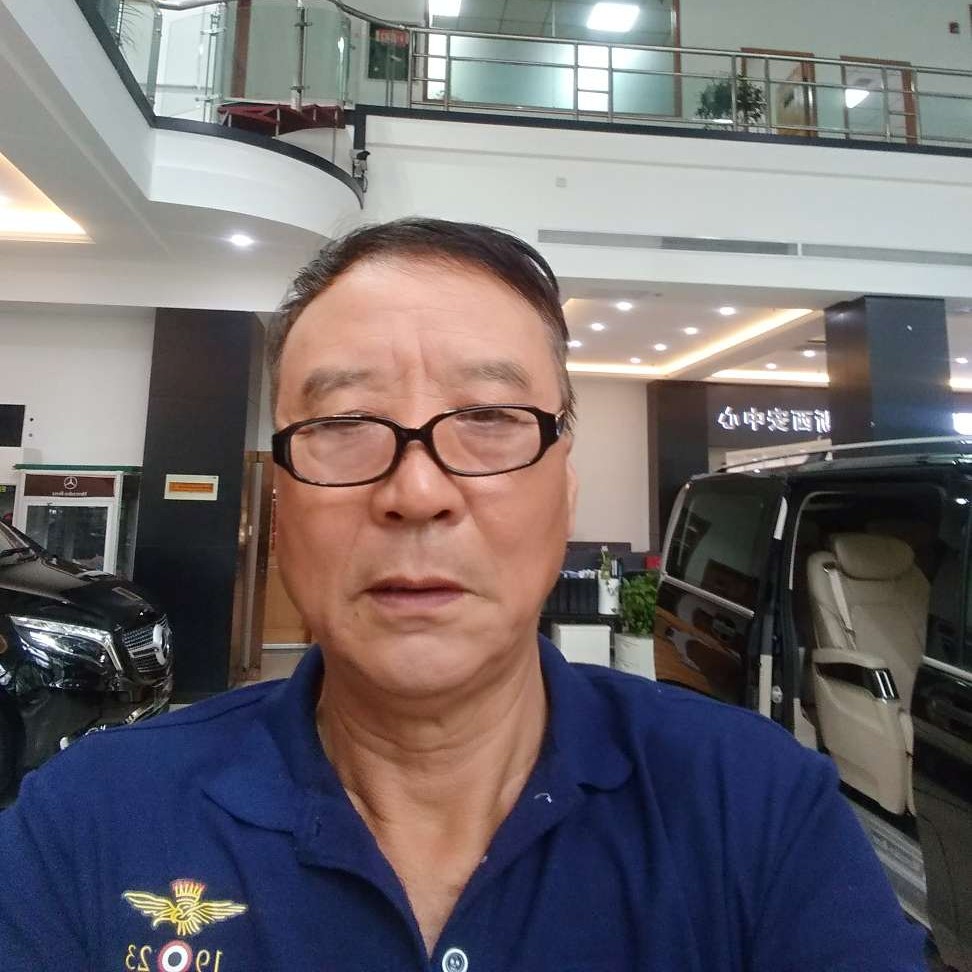 绿茶深拥曾经的照片